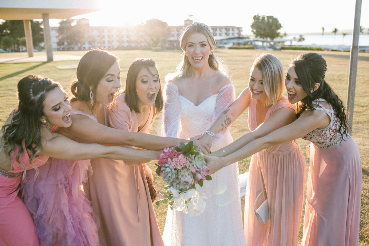 Noiva com madrinhas querendo pegar seu buquê em Hotel Brasília Palace. Foto feita pelo fotógrafo de casamento Rafael Ohana em Brasília-DF em casamento no Hotel Brasília Palace.