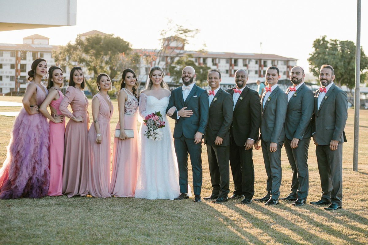 Noivo e noiva com madrinhas e padrinhos em Hotel Brasília Palace. Foto feita pelo fotógrafo de casamento Rafael Ohana em Brasília-DF em casamento no Hotel Brasília Palace.