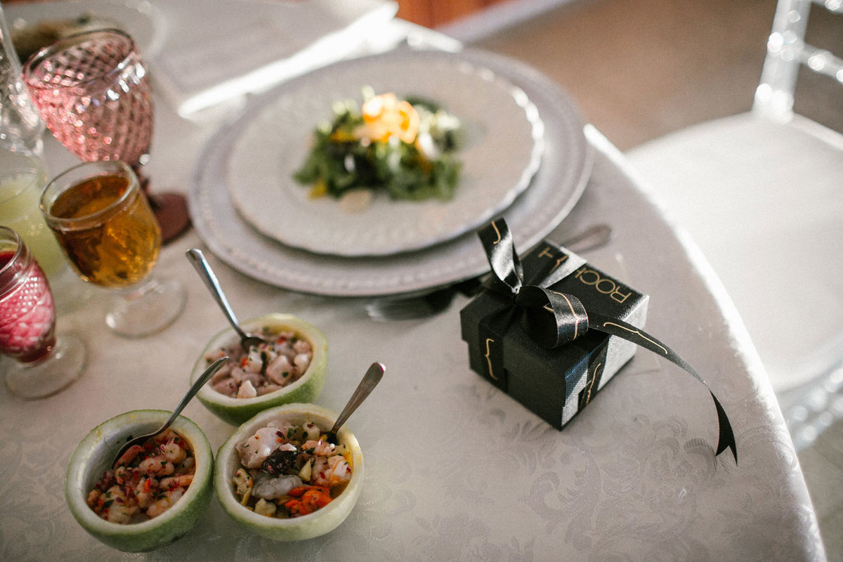 Presente da noiva. Foto feita pelo fotógrafo de casamento Rafael Ohana em Brasília-DF em casamento no Hotel Brasília Palace.