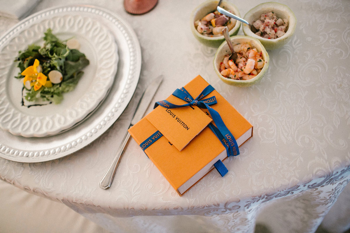 Presente do noivo. Foto feita pelo fotógrafo de casamento Rafael Ohana em Brasília-DF em casamento no Hotel Brasília Palace.