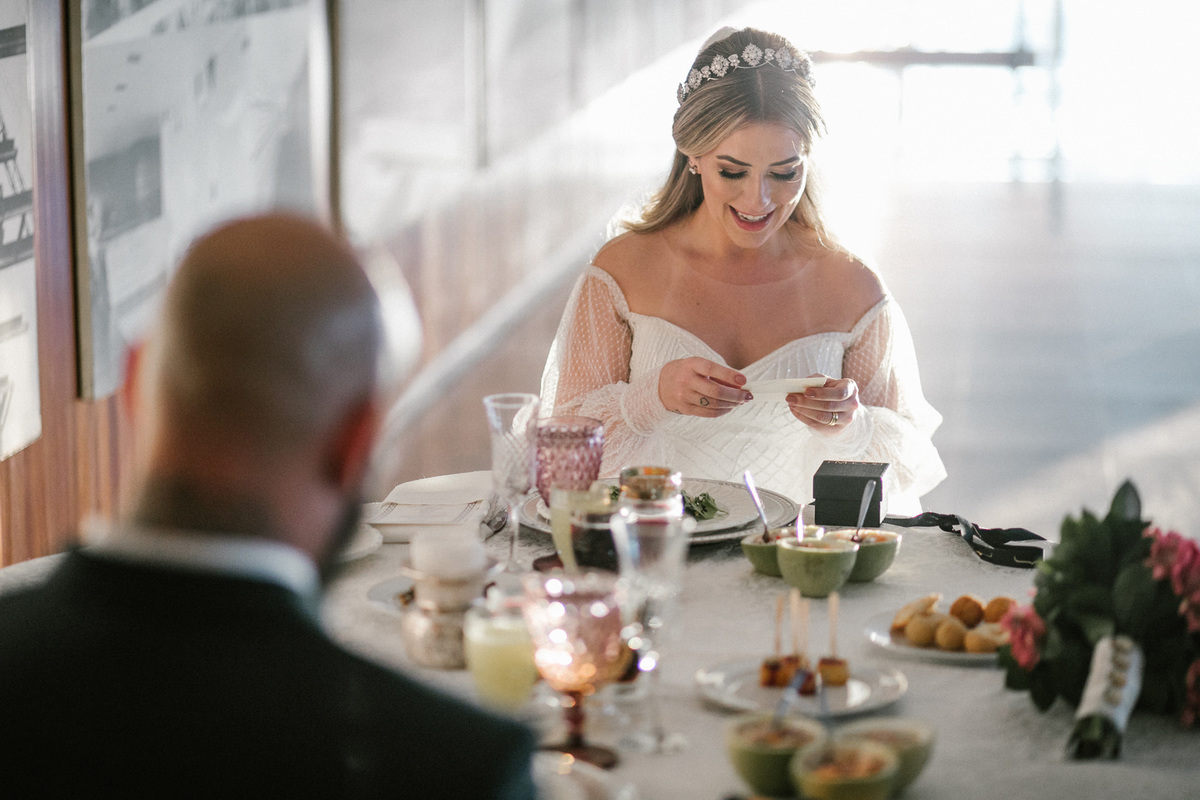 Noiva abrindo seu presente. Foto feita pelo fotógrafo de casamento Rafael Ohana em Brasília-DF em casamento no Hotel Brasília Palace.