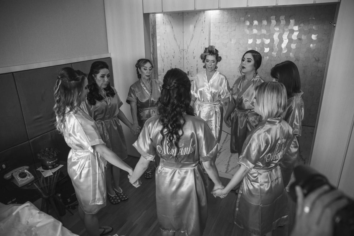 Noiva orando com madrinhas em Hotal Brasília Palace. Foto feita pelo fotógrafo de casamento Rafael Ohana em Brasília-DF.
