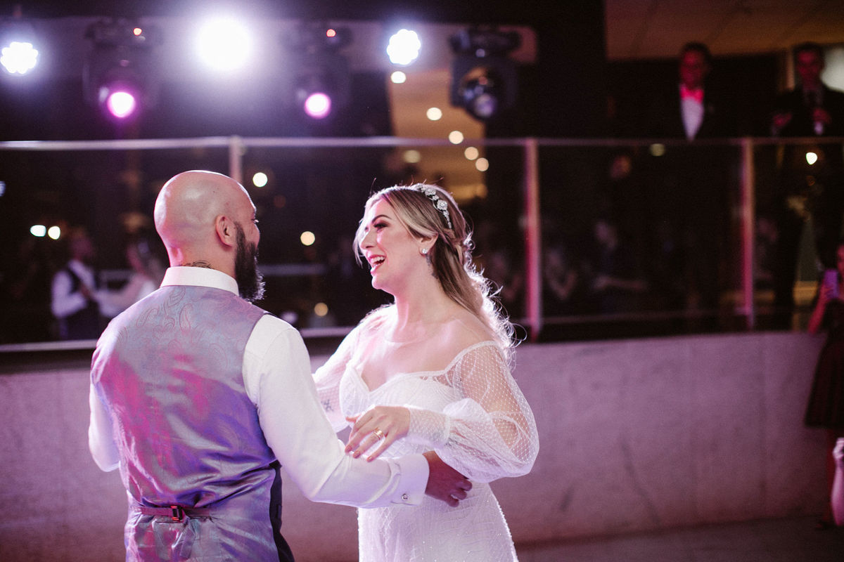 Noivos dançando em festa de casamento em Hotel Brasília Palace. Foto feita pelo fotógrafo de casamento Rafael Ohana em Brasília-DF em casamento no Hotel Brasília Palace.