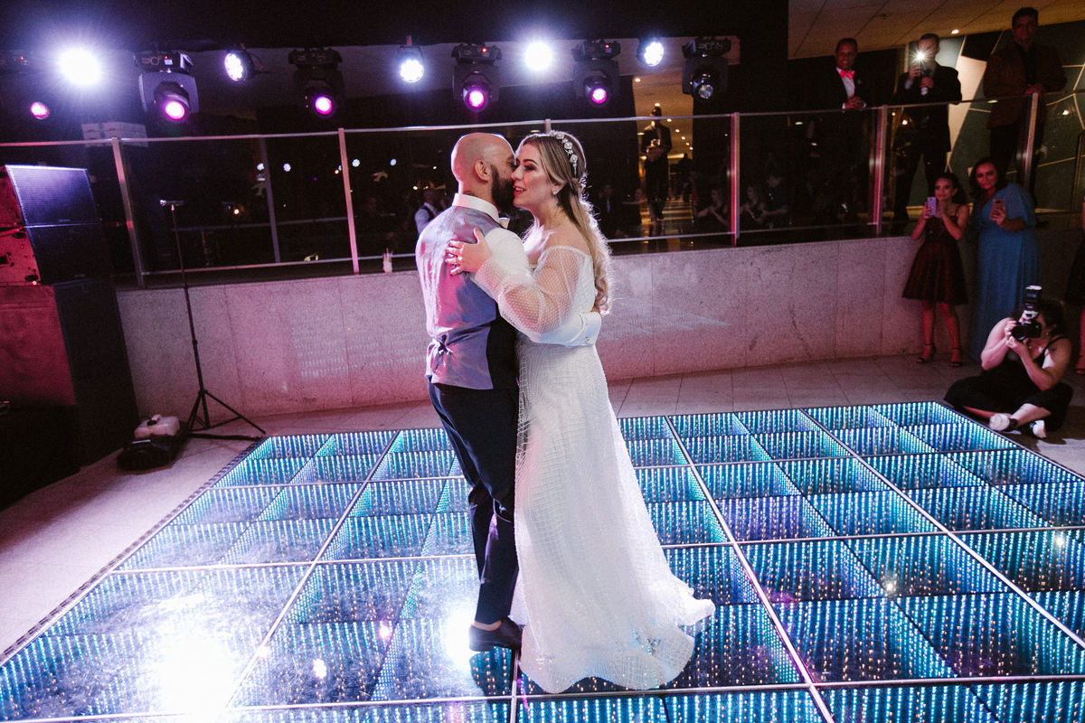 Noivos dançando em pista de led da Sogni Eventos. Foto feita pelo fotógrafo de casamento Rafael Ohana em Brasília-DF em casamento no Hotel Brasília Palace.