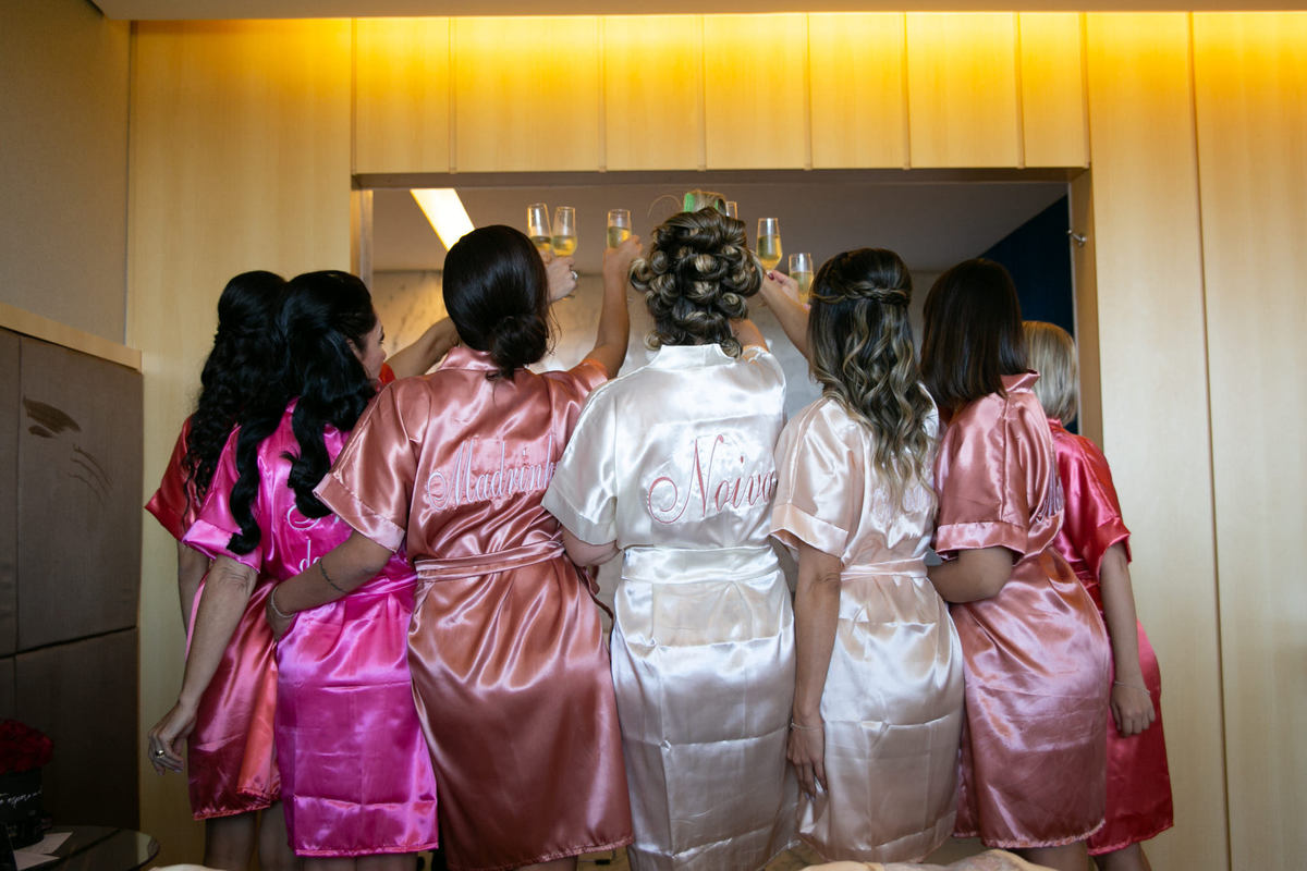 Noiva brindando com madrinhas em Hotel Brasília Palace. Foto feita pelo fotógrafo de casamento Rafael Ohana em Brasília-DF.