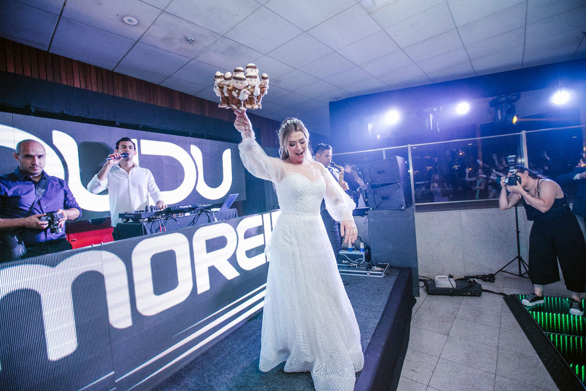 Noiva com buquê. Foto feita pelo fotógrafo de casamento Rafael Ohana em Brasília-DF em casamento no Hotel Brasília Palace.