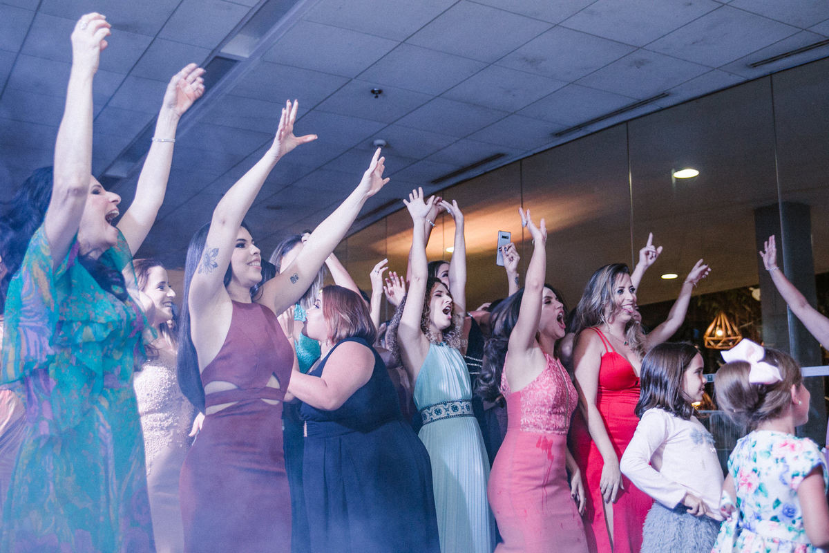 Solteiras querendo buquê da noiva. Foto feita pelo fotógrafo de casamento Rafael Ohana em Brasília-DF em casamento no Hotel Brasília Palace.