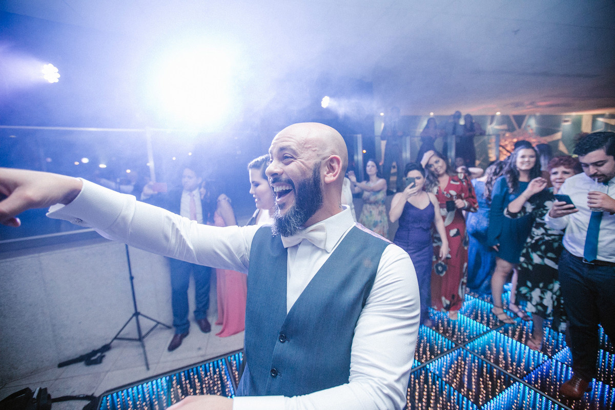 Noivo rindo da noiva. Foto feita pelo fotógrafo de casamento Rafael Ohana em Brasília-DF em casamento no Hotel Brasília Palace.