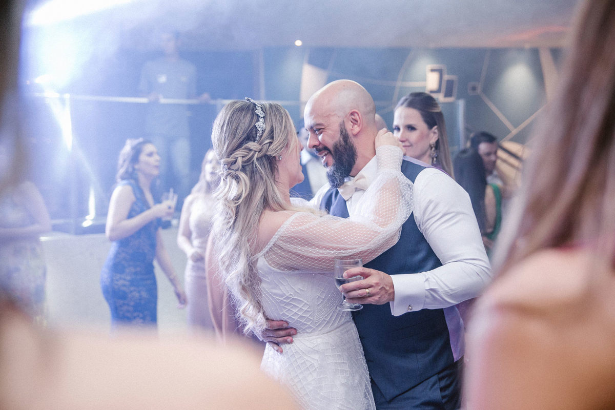 Noivo beijando noiva em recepção de casamento no Hotel Brasília Palace. Foto feita pelo fotógrafo de casamento Rafael Ohana em Brasília-DF em casamento no Hotel Brasília Palace.