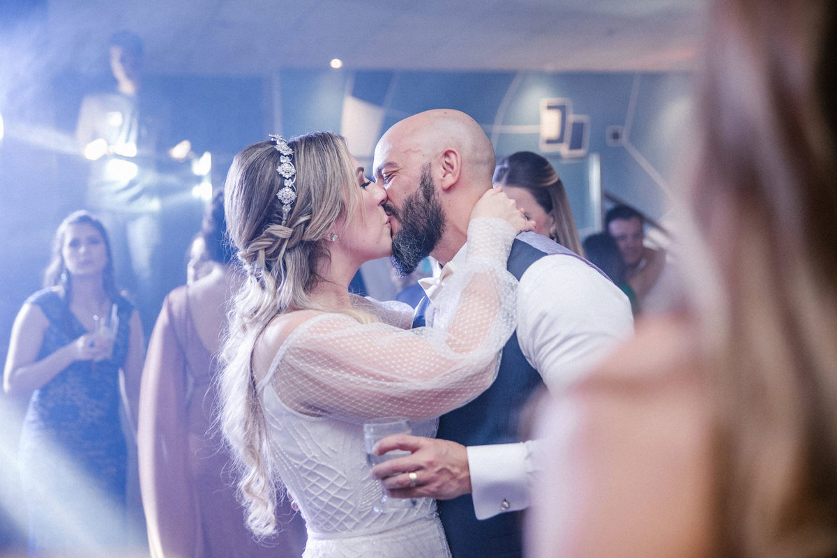 Noivo beijando noiva em recepção em Hotel Brasília Palace. Foto feita pelo fotógrafo de casamento Rafael Ohana em Brasília-DF em casamento no Hotel Brasília Palace.