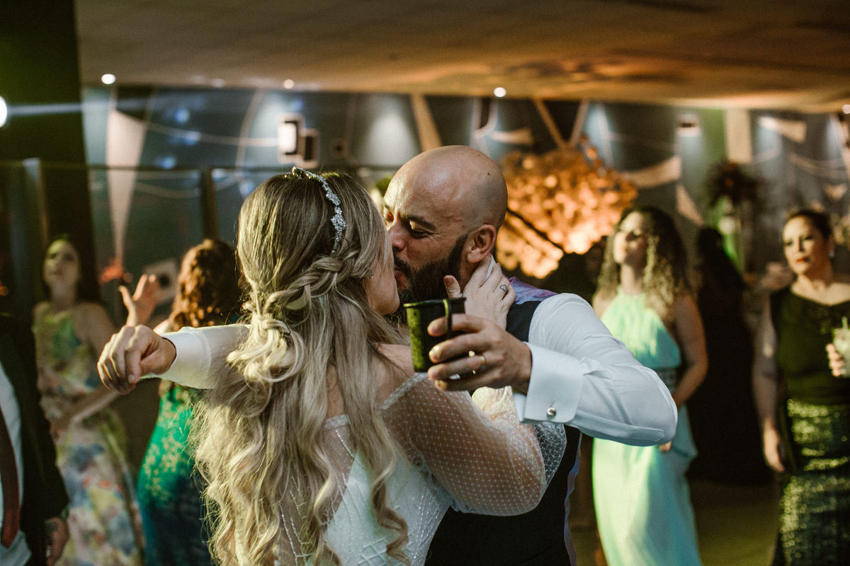 Noivo beijando noiva em Hotel Brasília Palace. Foto feita pelo fotógrafo de casamento Rafael Ohana em Brasília-DF em casamento no Hotel Brasília Palace.