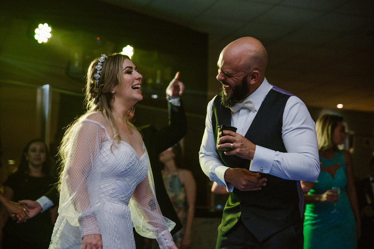 Noivos rindo em casamento. Foto feita pelo fotógrafo de casamento Rafael Ohana em Brasília-DF em casamento no Hotel Brasília Palace.