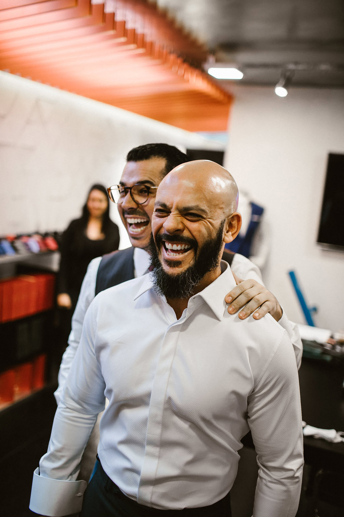 Noivo em Alfaiataria Camargo. Foto feita pelo fotógrafo de casamento Rafael Ohana em Brasília-DF.