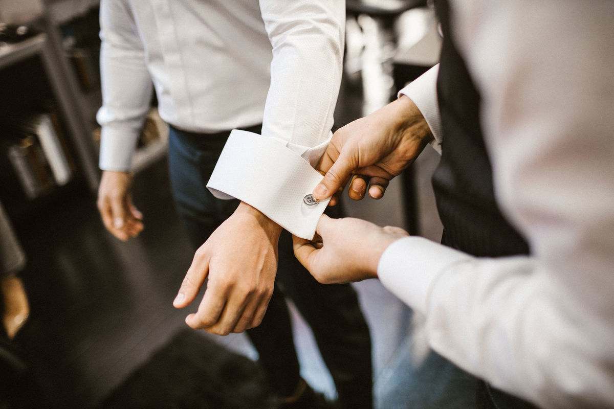 Noivo sendo vestido em Alfaiataria Camargo. Foto feita pelo fotógrafo de casamento Rafael Ohana em Brasília-DF.