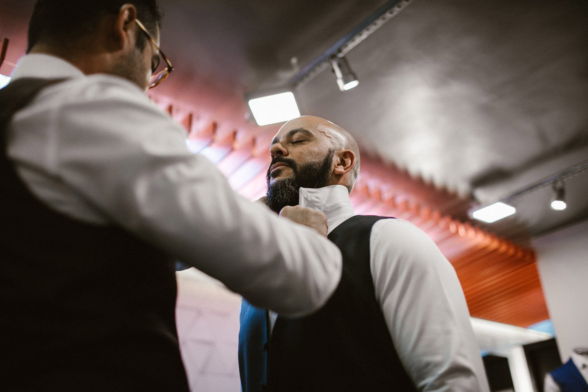 Noivo sento vestido em Alfaiataria Camargo. Foto feita pelo fotógrafo de casamento Rafael Ohana em Brasília-DF.