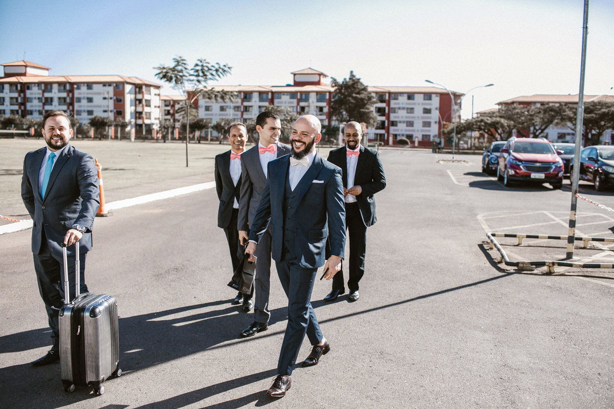 Noivo andando com padrinhos em Hotel Brasília Palace. Foto feita pelo fotógrafo de casamento Rafael Ohana em Brasília-DF.