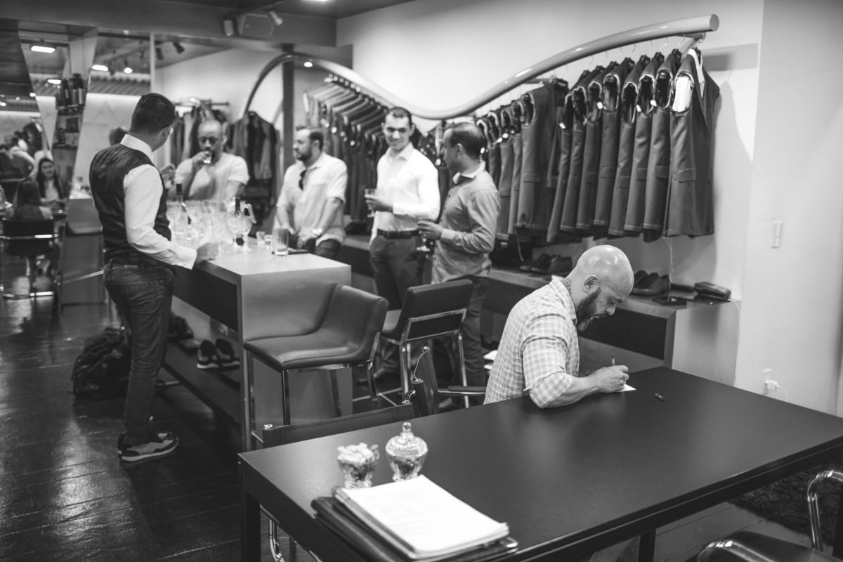 Noivo escrevendo votos na Alfaiataria Camargo em Brasília. Foto feita pelo fotógrafo de casamento Rafael Ohana em Brasília-DF.