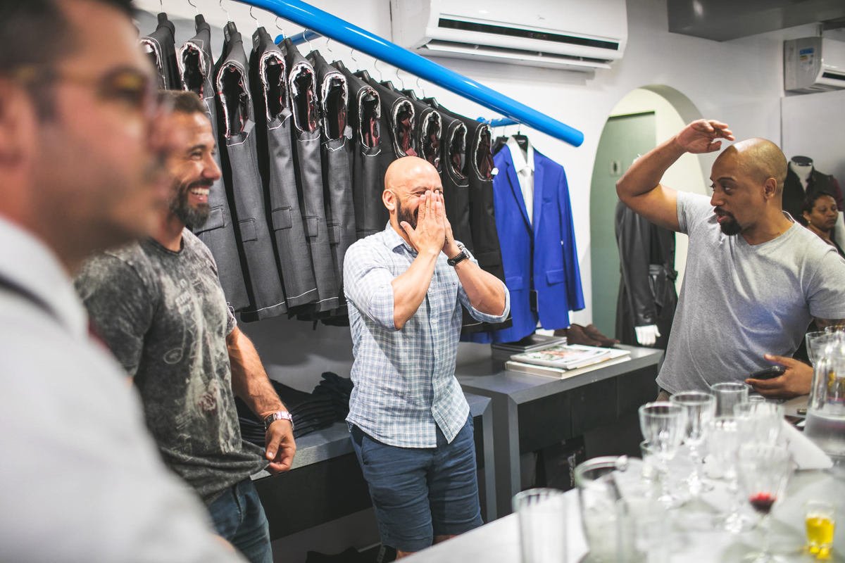 Noivo emocionado na alfaiataria camargo em brasília. Foto feita pelo fotógrafo de casamento Rafael Ohana em Brasília-DF.
