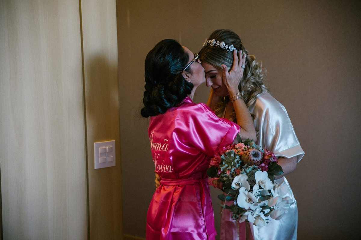 Mãe da noiva dando beijo na noiva em Brasília Palace