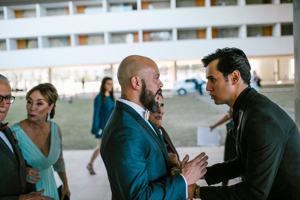 Tuller Lacerda dando instruções para noivo em Hotel Brasília Palace. Foto feita pelo fotógrafo de casamento Rafael Ohana em Brasília-DF.