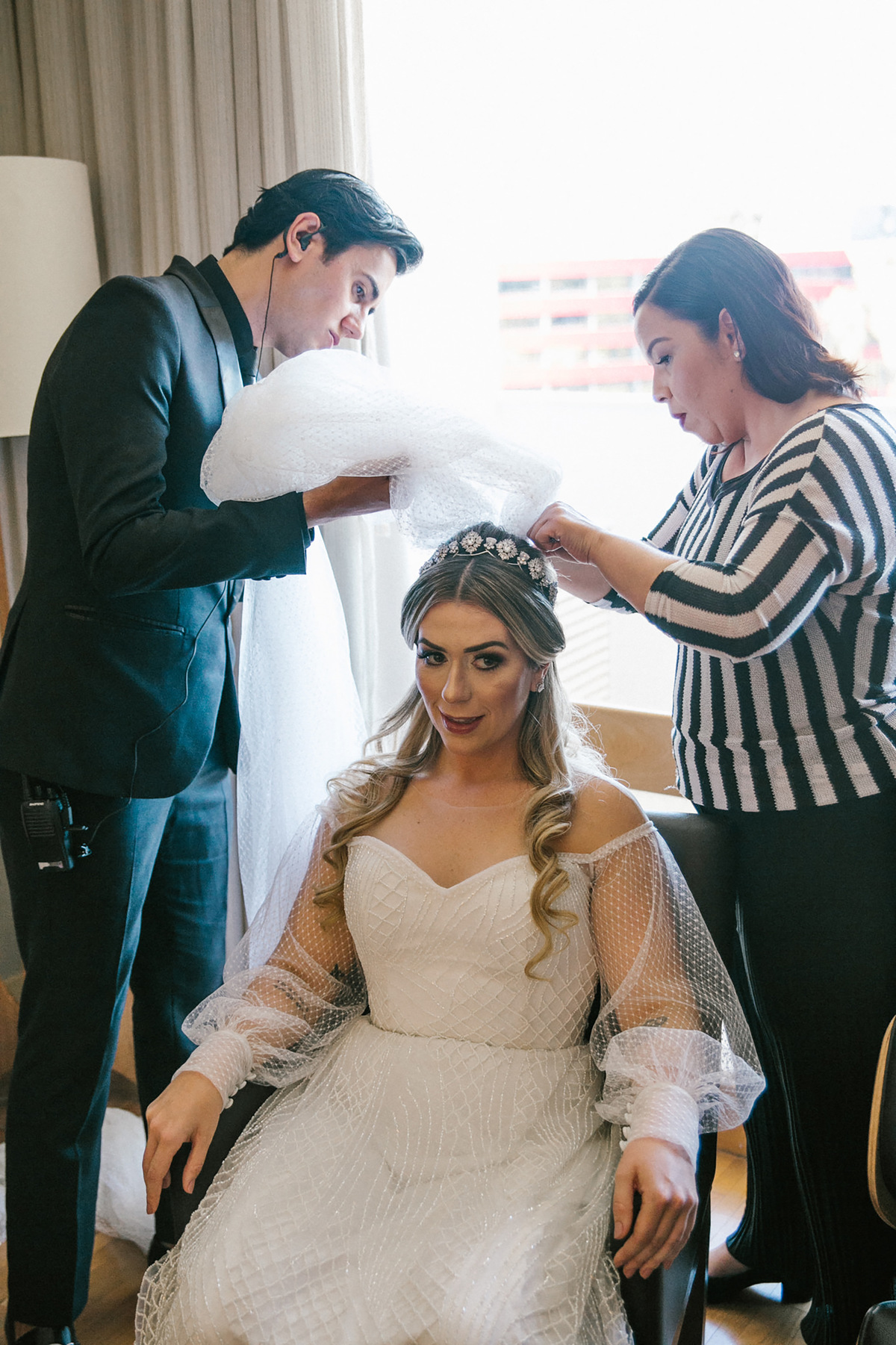 Tuller Lacerda arrumando véu da noiva em Hotel Brasília Palace. Foto feita pelo fotógrafo de casamento Rafael Ohana em Brasília-DF.