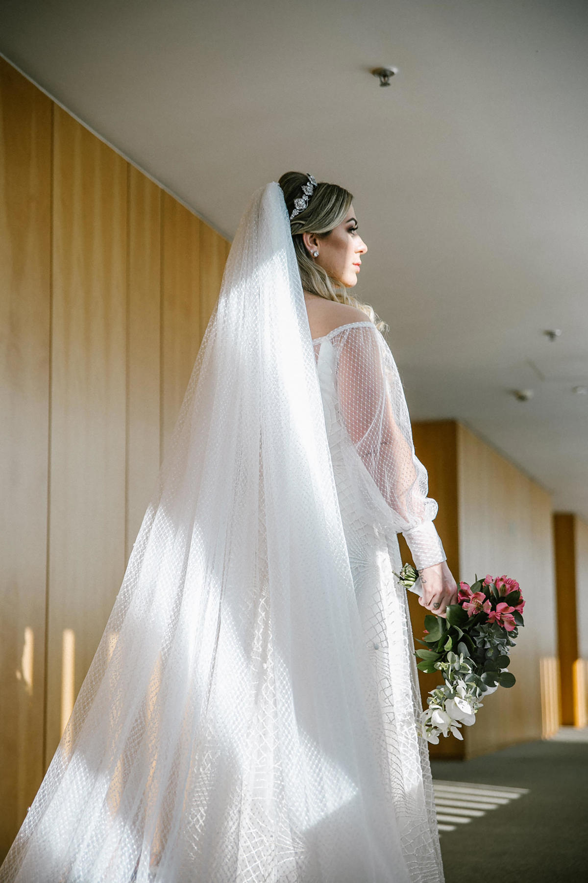 Noiva vestindo vestido da Mandie. Foto feita pelo fotógrafo de casamento Rafael Ohana em Brasília-DF.