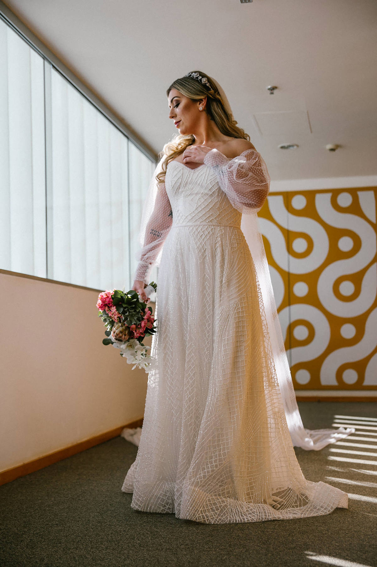 Noiva vestindo Mandie em Hotel Brasília Palace. Foto feita pelo fotógrafo de casamento Rafael Ohana em Brasília-DF.