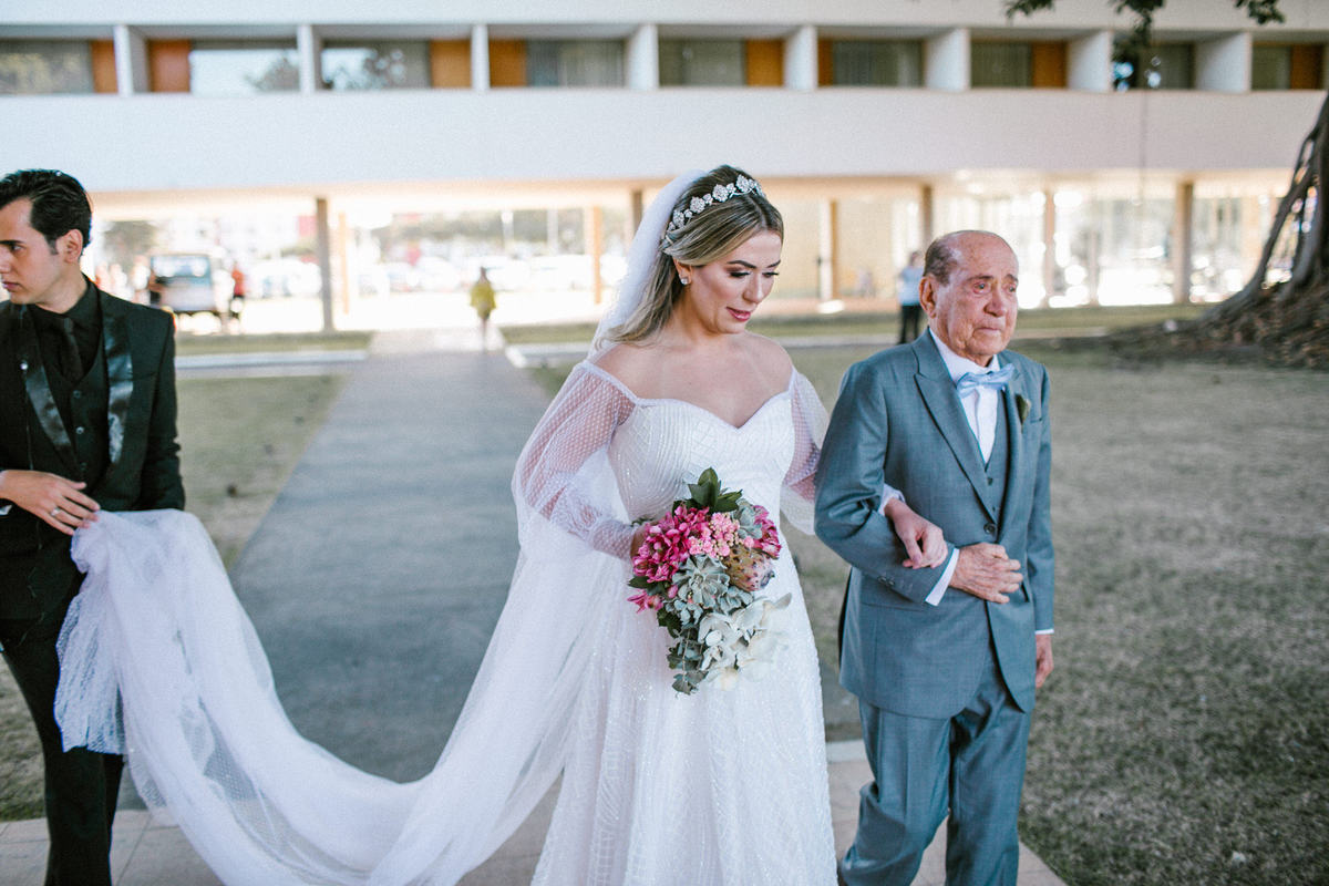 Noiva com seu pai e o cerimonialista Tuller Lacerda. Foto feita pelo fotógrafo de casamento Rafael Ohana em Brasília-DF.