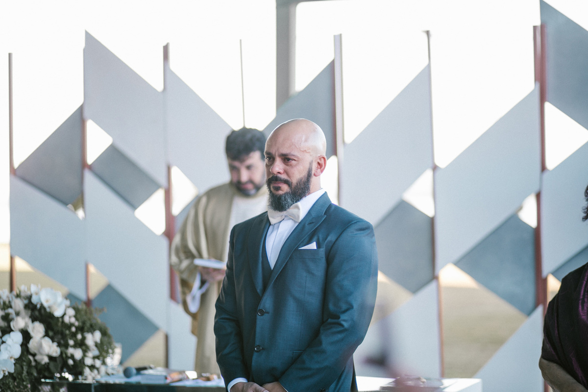 Noivo emocionado. Foto feita pelo fotógrafo de casamento Rafael Ohana em Brasília-DF em casamento no Hotel Brasília Palace.