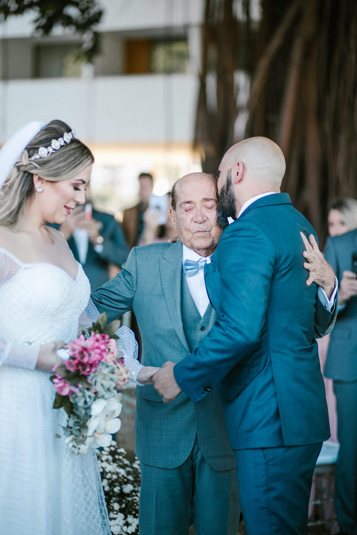 Noivo beijando pai da noiva. Foto feita pelo fotógrafo de casamento Rafael Ohana em Brasília-DF em casamento no Hotel Brasília Palace.