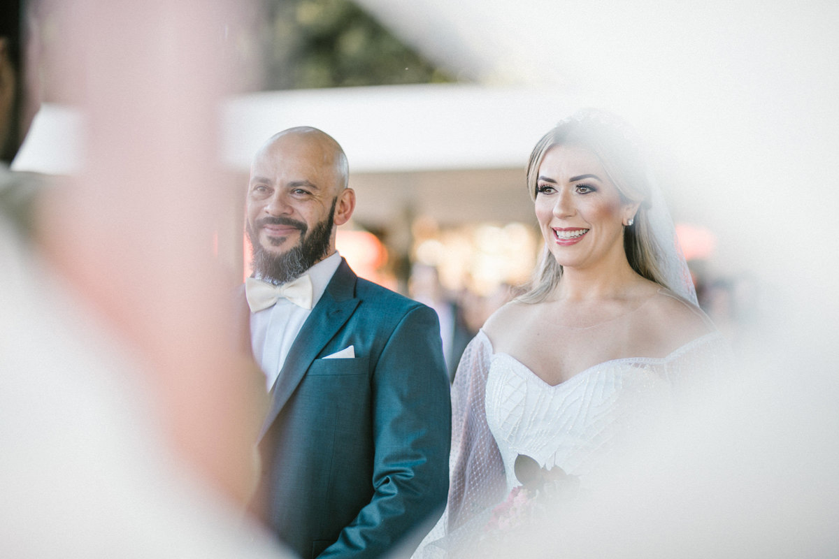 Noivos sorrindo. Foto feita pelo fotógrafo de casamento Rafael Ohana em Brasília-DF em casamento no Hotel Brasília Palace.