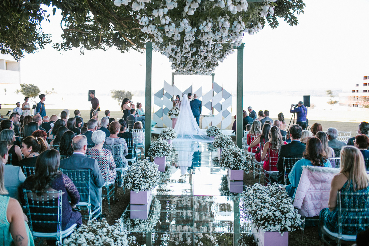 Noivos casamento com decoração da Virgínia Darc. Foto feita pelo fotógrafo de casamento Rafael Ohana em Brasília-DF em casamento no Hotel Brasília Palace.