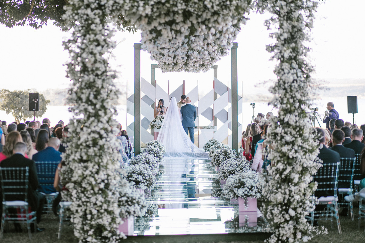 Noivos casando com decoração da Virgínia Darc. Foto feita pelo fotógrafo de casamento Rafael Ohana em Brasília-DF em casamento no Hotel Brasília Palace.