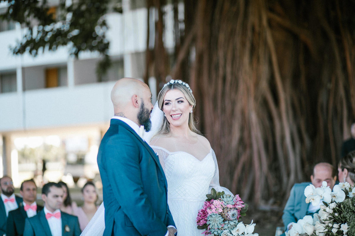 Noivos felizes. Foto feita pelo fotógrafo de casamento Rafael Ohana em Brasília-DF em casamento no Hotel Brasília Palace.