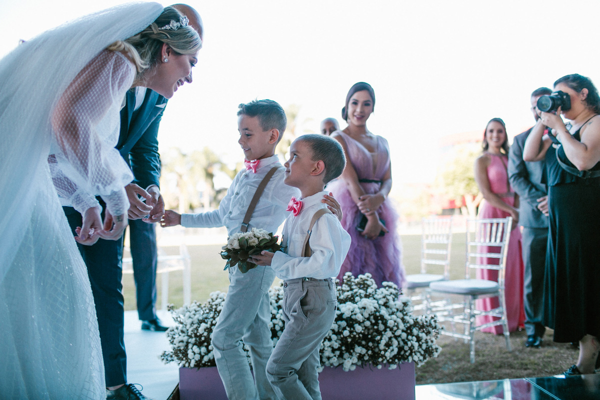 Noiva encontrando porta aliança em casamento no Hotel Brasília Palace. Foto feita pelo fotógrafo de casamento Rafael Ohana em Brasília-DF em casamento no Hotel Brasília Palace.