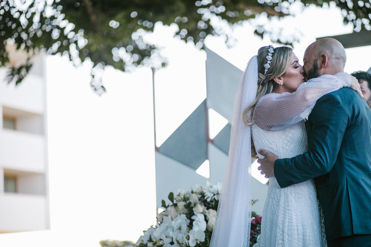 Noiav beijando noivo no Brasília Palace. Foto feita pelo fotógrafo de casamento Rafael Ohana em Brasília-DF em casamento no Hotel Brasília Palace.