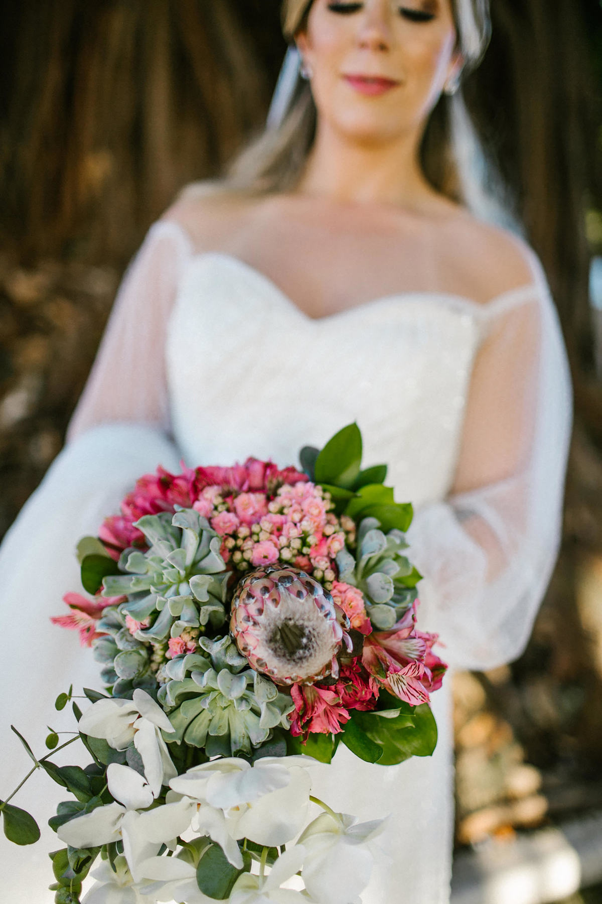 Noiva com buquê da Virginia Darc. Foto feita pelo fotógrafo de casamento Rafael Ohana em Brasília-DF em casamento no Hotel Brasília Palace.