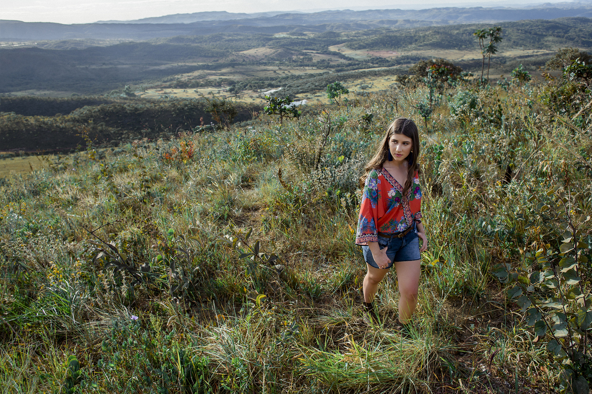 Menina de 15 anos andando no cerrado do Paraíso na Terra. Foto feita pelo fotógrafo Rafael Ohana
