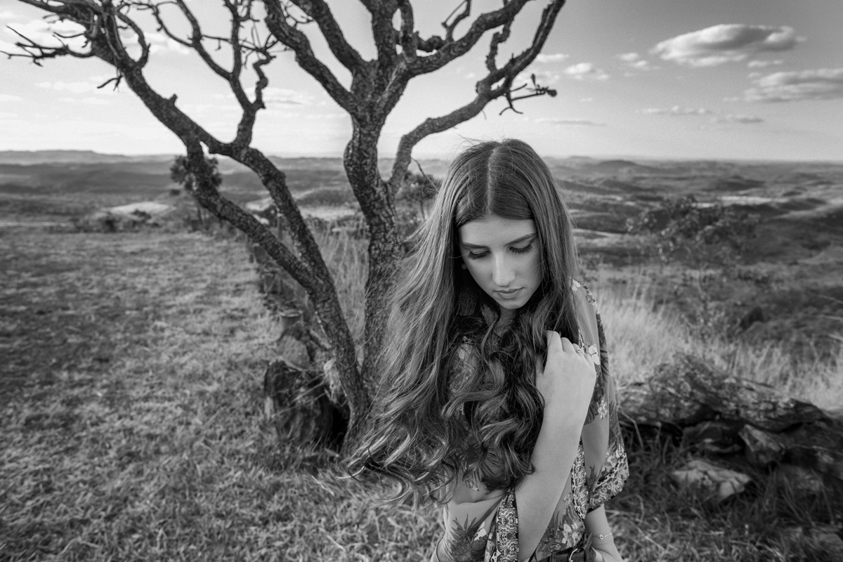 Menina de 15 anos em preto e branco. Foto feita pelo fotógrafo Rafael Ohana