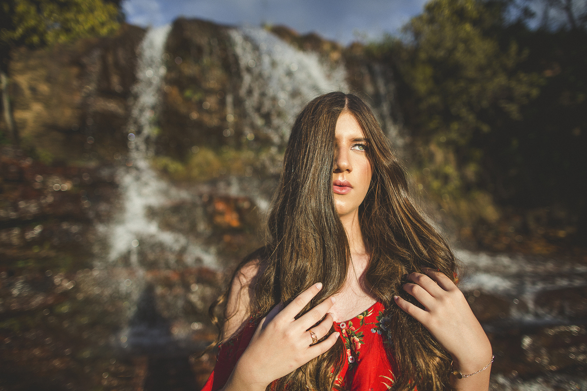 Ensaio de 15 anos feito no Paraíso na Terra com cachoeira ao fundo. Foto feita pelo fotógrafo Rafael Ohana