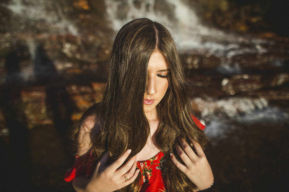 Ensaio de 15 anos em cachoeira. Foto feita pelo fotógrafo Rafael Ohana