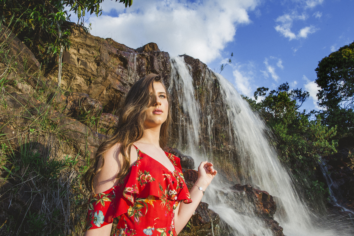 Ensaio de 15 anos feito em cachoeira do Paraíso na Terra. Foto feita pelo fotógrafo Rafael Ohana