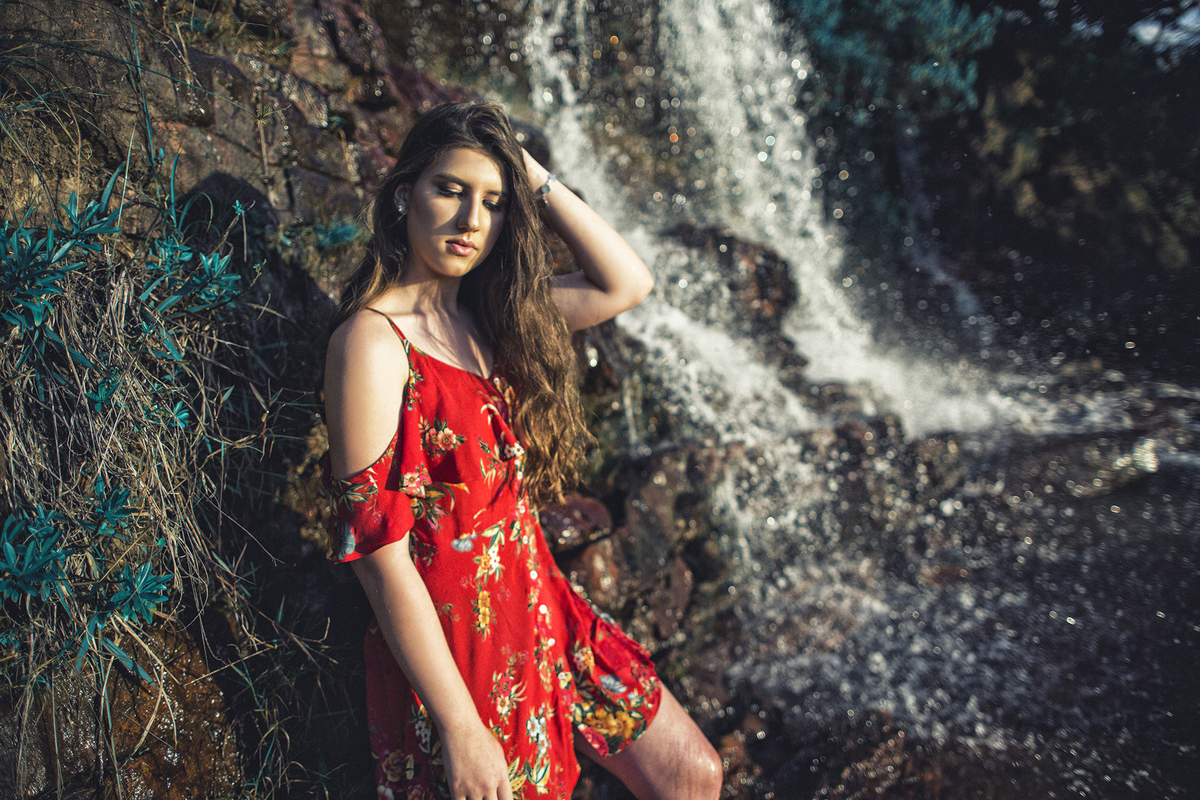 Ensaio de 15 anos feito na cachoeira do Paraíso na Terra. Foto feita pelo fotógrafo Rafael Ohana