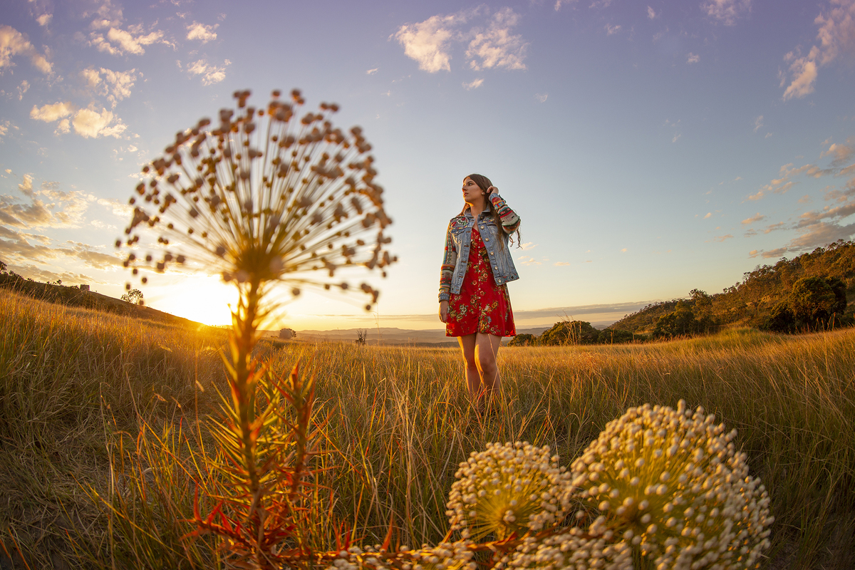 Ensaio de 15 anos deito no cerrado. Foto feita pelo fotógrafo Rafael Ohana