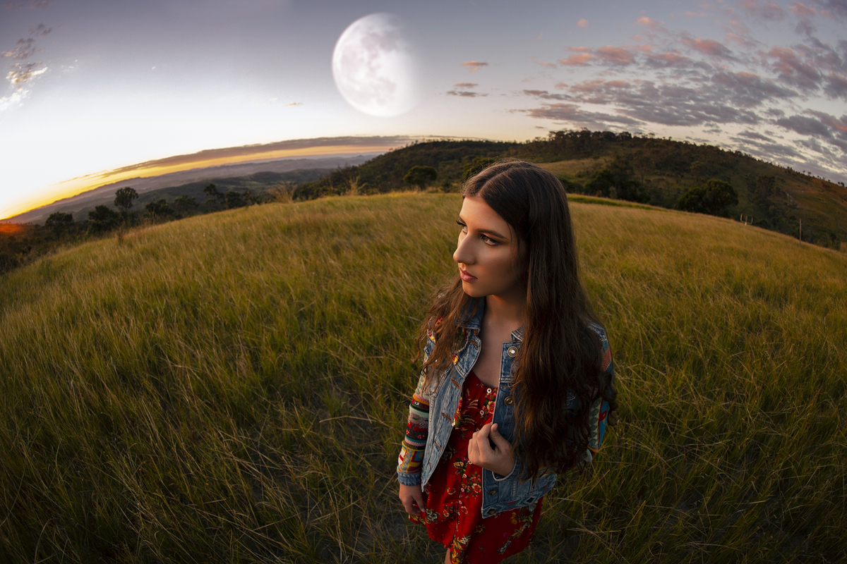 Ensaio de 15 anos com lua ao fundo. Foto feita pelo fotógrafo Rafael Ohana