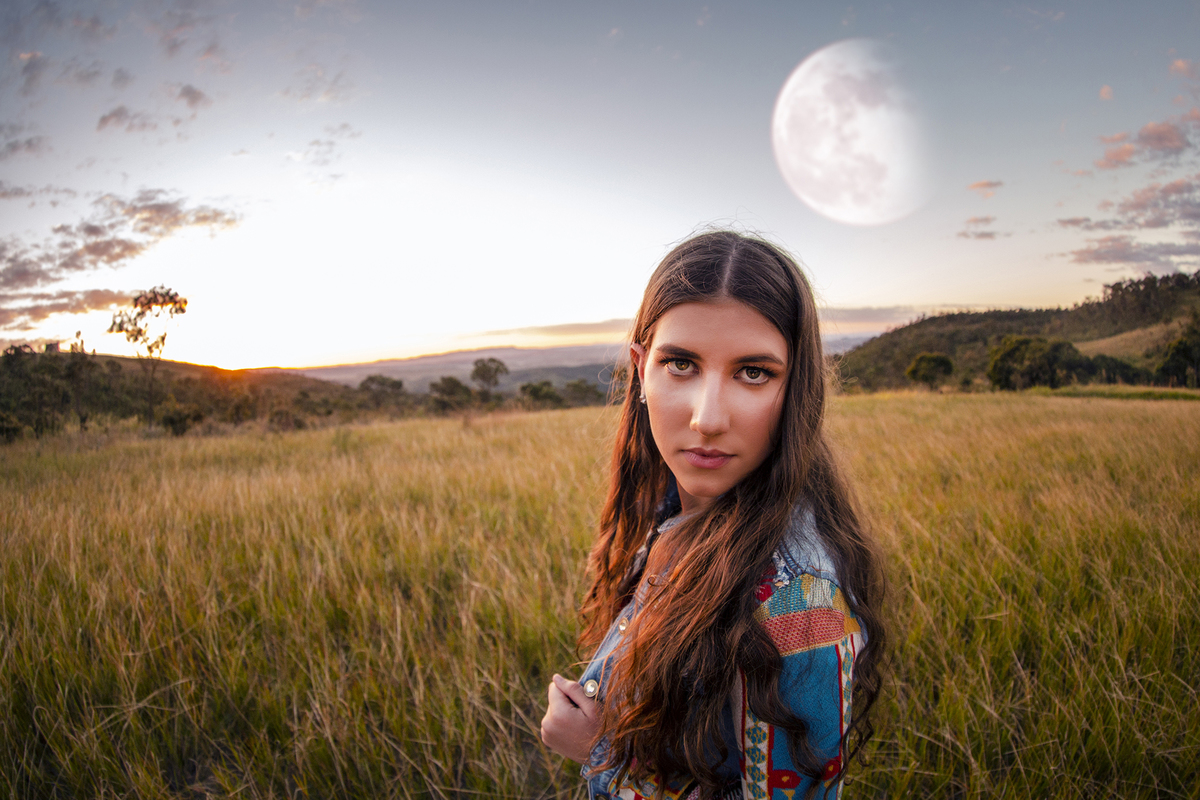 Ensaio de 15 anos com lua ao fundo. Foto feita pelo fotógrafo Rafael Ohana