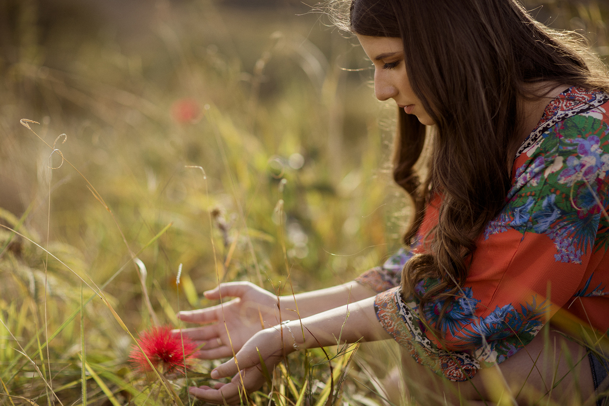 Ensaio de 15 anos com flores do cerrado. Foto feita pelo fotógrafo Rafael Ohana