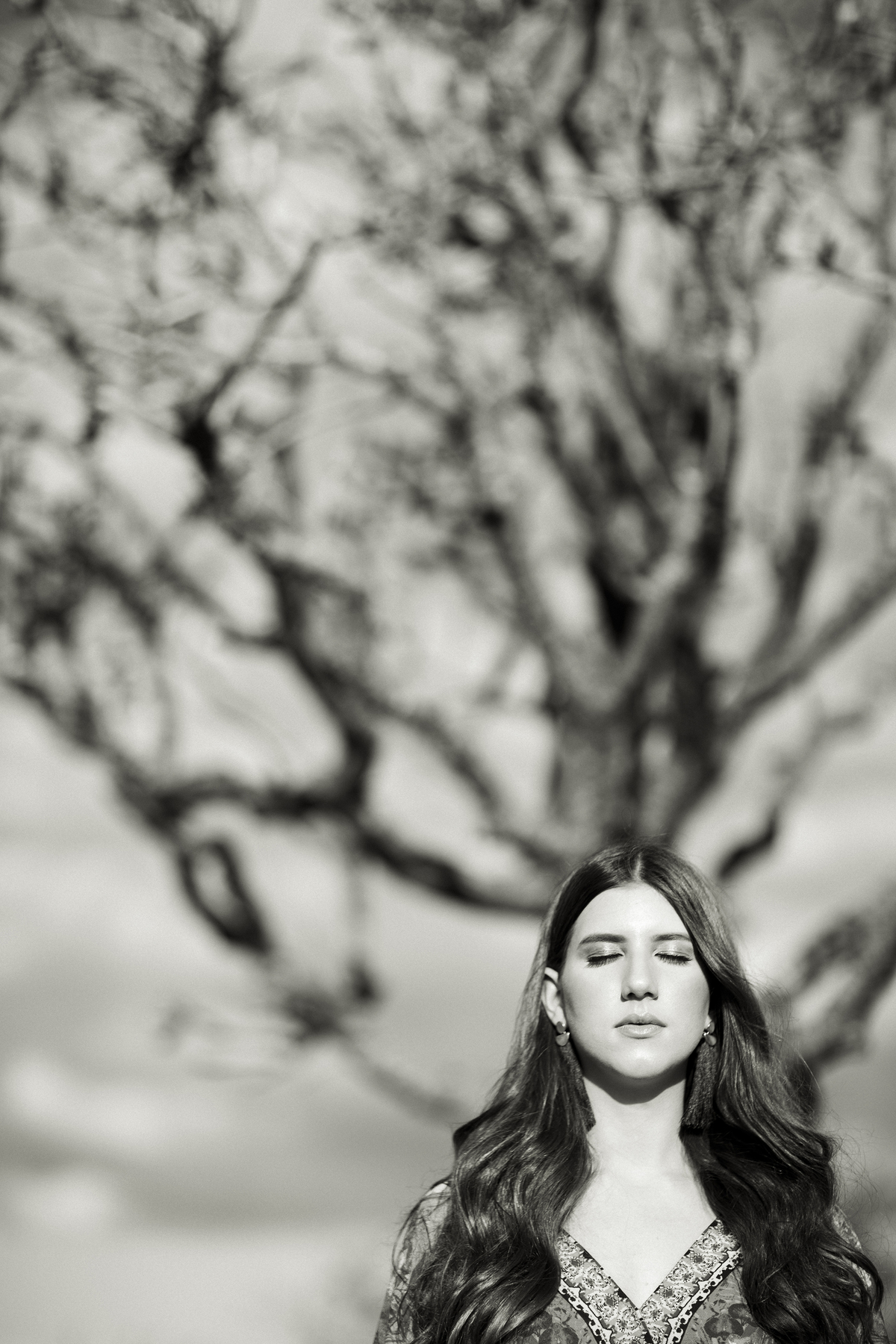 Ensaio de 15 anos com arvore seca ao fundo. Foto feita pelo fotógrafo Rafael Ohana