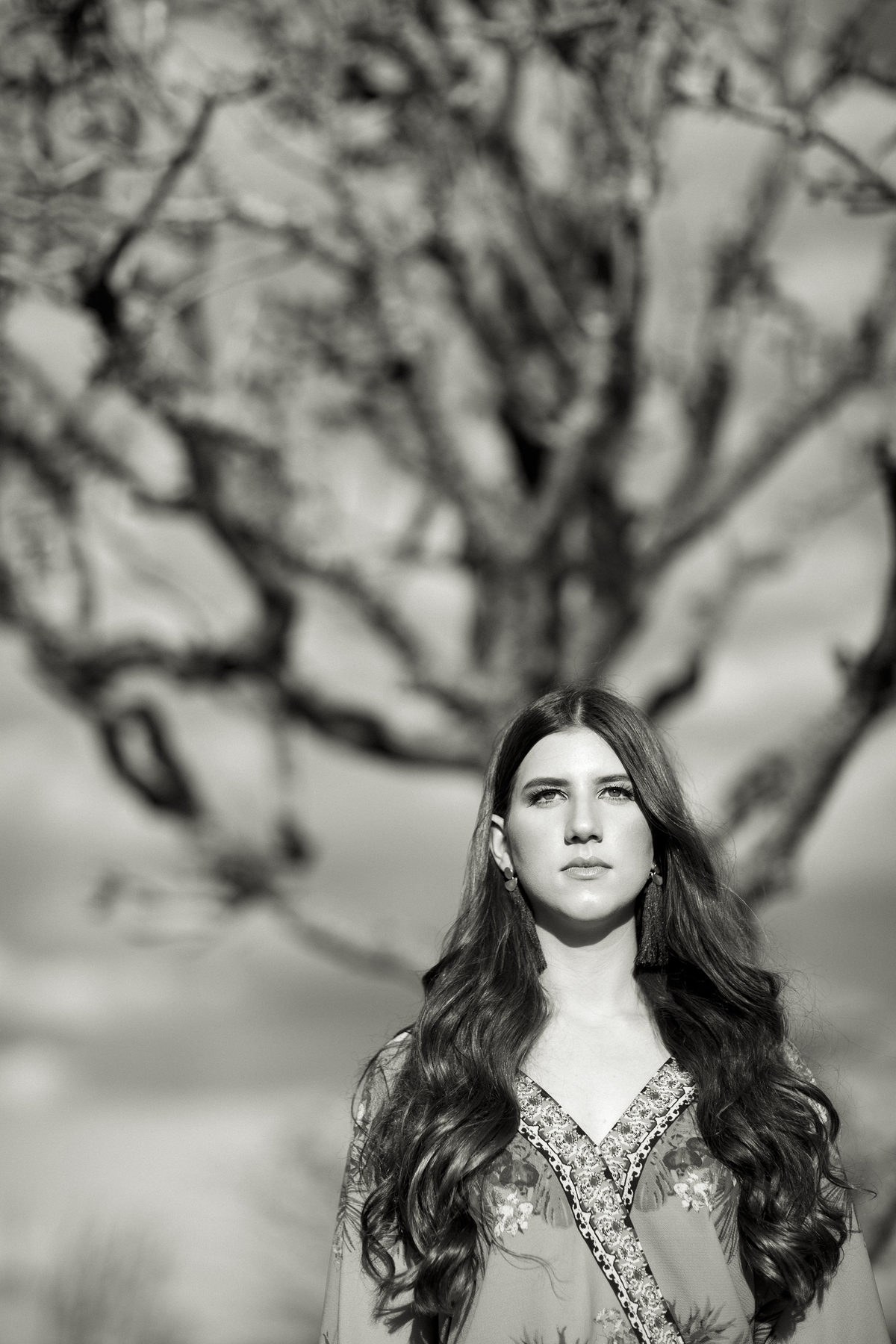 Ensaio de 15 anos com arvore seca ao fundo. Foto feita pelo fotógrafo Rafael Ohana