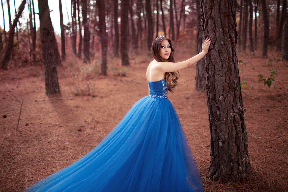 Debutante encostada em árvore. Ensaio de debutante feito no Jardim Botânico de Brasília pelo fotógrafo Rafael Ohana